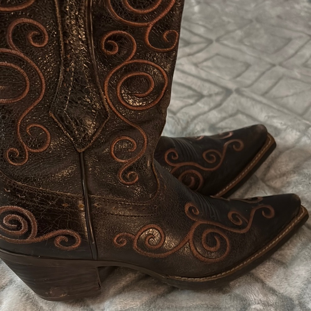 SIZE 7.  lil wear and tear on one of the heals with love VERY COMFORTABLE